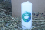 Dekoratyvinė žvakė „Rugiagėlių vainikėlis“ – gamtos grožis ir jauki šviesa 💙🕯️ - Image 2