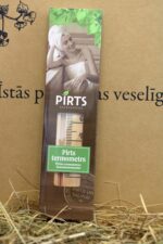 Pirts termometrs oriģinālajā iepakojumā. Attēlā redzams koka pirts termometrs caurspīdīgā iepakojumā uz dekoratīva salmu fona.