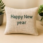 Aromātiskais spilventiņš ar izšūtu uzrakstu Happy New Year uz lina auduma
