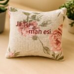 ALT Aromātiskais auduma spilventiņš ar uzrakstu “Ja tu man esi…”, novietots uz gaišas koka virsmas