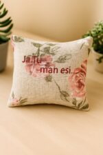 ALT Aromātiskais auduma spilventiņš ar uzrakstu “Ja tu man esi…”, novietots uz gaišas koka virsmas