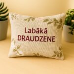 ALT Dekoratīvs aromātiskais spilventiņš ar uzrakstu "Labākā draudzene", novietots uz gaišas koka virsmas