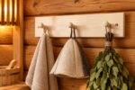 Puidust nagi 3 konksuga – naturaalne lihtsus ja praktiline kord Sinu saunas 🪵🌿