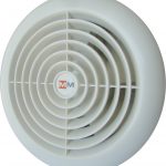 Balts apaļš pirts ventilators ar koncentrisku aizsargrežģi uz gaiša fona.