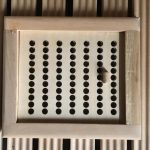 Taisnstūra koka ventilācijas reste pirtij ar regulējamām gaisa plūsmas atverēm.