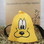 Dzeltena filca pirts cepure ar suņuka sejas aplikāciju fotografēta no priekšpuses.