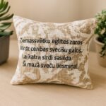 Aromātiskais spilventiņš ar Ziemassvētku dzejoli par sveču gaismu uz lina auduma