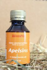 Gaisa aromatizētājs pirtīm un saunām "Apelsīns" uz salmu fona. Attēlā redzama tumša plastmasas pudele ar oranžu etiķeti un metālisku skrūvējamu vāciņu.