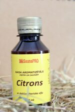 Gaisa aromatizētājs pirtīm un saunām "Citrons" uz salmu fona. Attēlā redzama tumša plastmasas pudele ar dzeltenu etiķeti un metālisku skrūvējamu vāciņu.
