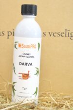 SaunaPRO saunas aromatizētājs "Darva" uz salmu fona. Attēlā redzama balta plastmasas pudele ar darvas tematikas etiķeti un melnu skrūvējamu vāciņu.