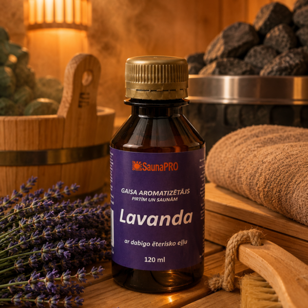 Gaisa aromatizētājs pirtīm ar lavandas aromātu 120 ml tumšā stikla pudelē novietots uz koka galda pirts interjerā. Blakus redzams koka pirts spainis, pirts krāsns akmeņi, salocīti dvieļi un lavandas ziedi.