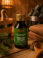 Gaisa aromatizētājs pirtīm ar Sibīrijas dižegles aromātu 120 ml tumšā stikla pudelē novietots uz koka galda pirts interjerā. Blakus redzams koka pirts spainis, pirts krāsns akmeņi, salocīti dvieļi un egļu zari.