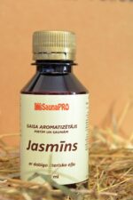 Gaisa aromatizētājs pirtīm un saunām "Jasmīns" uz salmu fona. Attēlā redzama tumša plastmasas pudele ar gaišu etiķeti un zelta krāsas vāciņu.