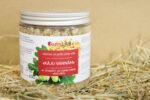 FarmLAB vannas un pirts jūras sāls "Kāju vannām" uz salmu fona. Attēlā redzams jūras sāls iepakojums ar sinepju un ozola mizas ekstraktu, novietots starp salmiem.