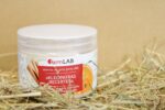 Vannas un pirts jūras sāls "Kleopatras receptes" uz salmu fona. Attēlā redzama FarmLAB jūras sāls plastmasas iepakojumā ar medus ekstraktu un ēteriskajām eļļām.