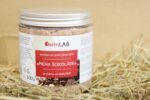 Vannas un pirts jūras sāls "Piena šokolāde" uz salmu fona. Attēlā redzama FarmLAB jūras sāls plastmasas iepakojumā ar piena šokolādes aromātu.