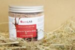 Vannas un pirts jūras sāls "Rūgtā šokolāde" uz salmu fona. Attēlā redzama FarmLAB jūras sāls plastmasas iepakojumā ar rūgtās šokolādes aromātu.