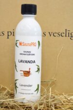 SaunaPRO saunas aromatizētājs "Lavanda" uz salmu fona. Attēlā redzama balta plastmasas pudele ar lavandas tematikas etiķeti un melnu skrūvējamu vāciņu.