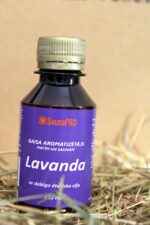 Gaisa aromatizētājs pirtīm un saunām "Lavanda" uz salmu fona. Attēlā redzama tumša plastmasas pudele ar violetu etiķeti un metālisku skrūvējamu vāciņu.