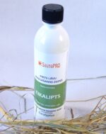 Pirts lāvu mazgāšanas ziepes “Eikalipts” baltā pudelē uz gaiša fona ar salmu dekoru