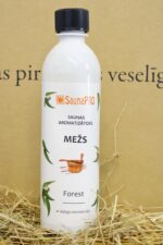 SaunaPRO saunas aromatizētājs "Mežs" uz salmu fona. Attēlā redzama balta plastmasas pudele ar meža tematikas etiķeti un melnu skrūvējamu vāciņu.