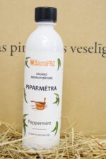 SaunaPRO saunas aromatizētājs "Piparmētra" uz salmu fona. Attēlā redzama balta plastmasas pudele ar piparmētru aromātu pirtīm un saunām.