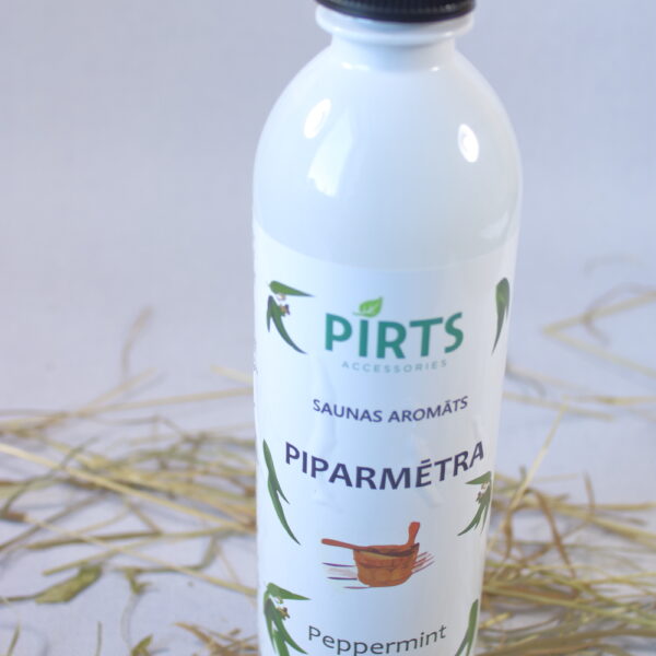 Pirts aromāts “Piparmētra” baltā pudelē ar melnu vāciņu, novietots uz salmu klājuma gaišā vidē