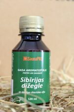 Gaisa aromatizētājs pirtīm un saunām "Sibīrijas dižegle" uz salmu fona. Attēlā redzama tumša plastmasas pudele ar zaļu etiķeti un metālisku skrūvējamu vāciņu.