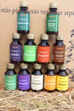 SaunaPRO gaisa aromatizētāju kolekcija uz salmu fona. Attēlā redzamas vairākas dažādu aromātu pudelītes, tostarp eikalipts, lavanda, jasmīns, apelsīns, citrons, kadiķis, tējas koks, ciedrs, piparmētra un Sibīrijas dižegle.