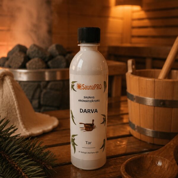 Pirts aromatizators ar darvas aromātu 500 ml baltā pudelē novietots uz koka lāvas pirts interjerā. Fonā redzama pirts krāsns ar akmeņiem, koka spainis un pirts cepure.