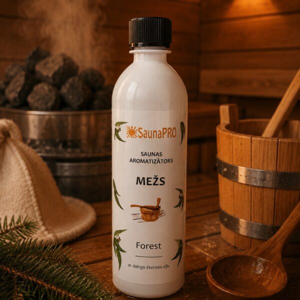 Pirts aromatizators ar meža aromātu 500 ml baltā pudelē novietots uz koka lāvas pirts interjerā. Fonā redzama pirts krāsns ar akmeņiem, koka spainis un pirts cepure.