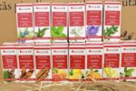 FarmLAB ēterisko eļļu kolekcija izvietota uz salmiem, redzami dažādu aromātu ēterisko eļļu iepakojumi vienkopus