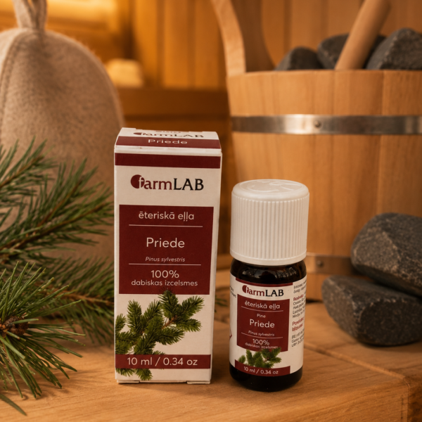 FarmLab ēteriskā eļļa "Priede" 10 ml kopā ar iepakojumu novietota uz koka lāvas pirts interjerā. Blakus redzami priedes zari, pirts cepure, koka ķipis un pirts akmeņi.
