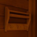 Koka pirts plaukts ar dvieļu turētāju un āķīšiem, piestiprināts pie pirts sienas