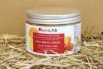 Pirts medus “Citruss” 420 g no farmLAB uz gaiša fona, plastmasas traukā ar baltu skrūvējamu vāku, novietots uz salmiem
