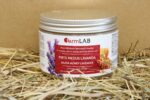 Kosmētiskais pirts medus “Lavanda” 420 g no farmLAB plastmasas iepakojumā ar baltu vāku, novietots uz salmiem pirts interjerā