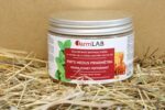 Pirts medus “Piparmētra” no farmLAB plastmasas traukā ar baltu vāku, novietots uz salmiem gaišā fonā