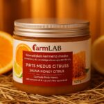 Pirts medus “Citruss” 420 g no farmLAB ar apelsīnu fonā, plastmasas traukā ar baltu vāku, novietots uz salmiem