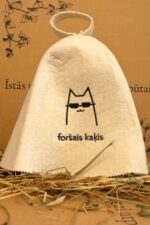 Balta filca pirts cepure ar uzrakstu “foršais kaķis”, skats no sāna