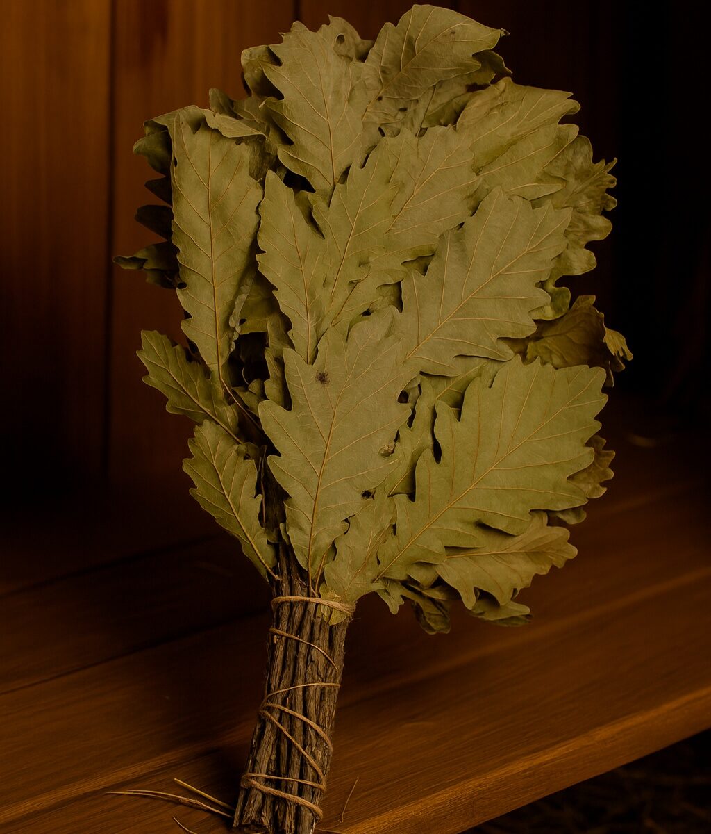 Pirts slota no Kaukāzas ozola, novietota pirts telpā uz koka lāvas