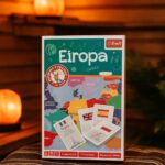 Galda spēles kaste “Eiropa”, novietota uz salocīta dvieļa uz koka lāvas pirts telpā