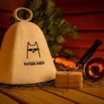 Balta filca pirts cepure ar uzrakstu “foršais kaķis”