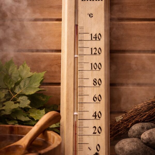 Koka pirts termometrs uz pirts sienas pirts atmosfērā