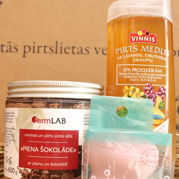 Pirts dāvanu komplekts ar pirts medu, vannas sāli un kosmētikas līdzekli, novietots uz salmiem