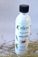 Saunas aromāts “Apelsīns” baltā pudelē uz gaiša fona ar izkaisītiem salmiem