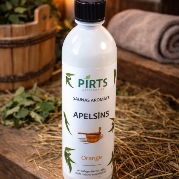 Saunas aromāts “Apelsīns” baltā pudelē uz koka galda pirts interjerā ar slotiņām un sveces gaismu