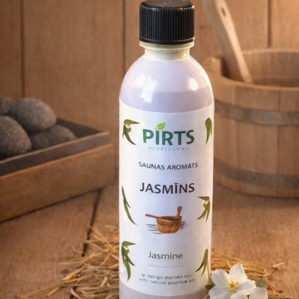 Saunas aromāts “Jasmīns” baltā pudelē uz koka virsmas blakus baltiem jasmīna ziediem
