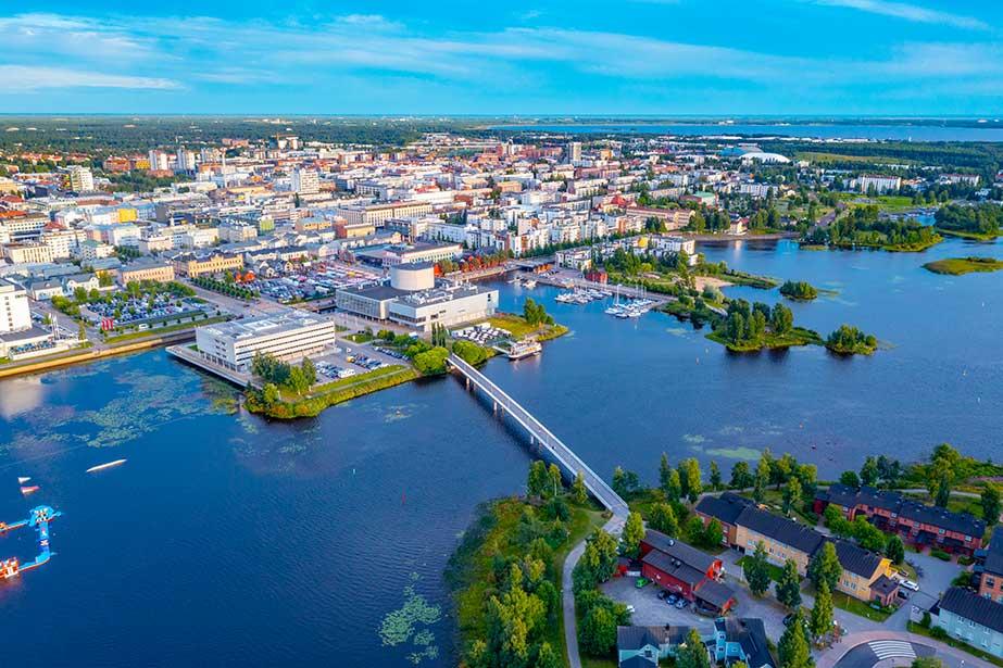 Oulu pilsētas panorāma no augšas ar plašām ūdens teritorijām, salām un pilsētas apbūvi.